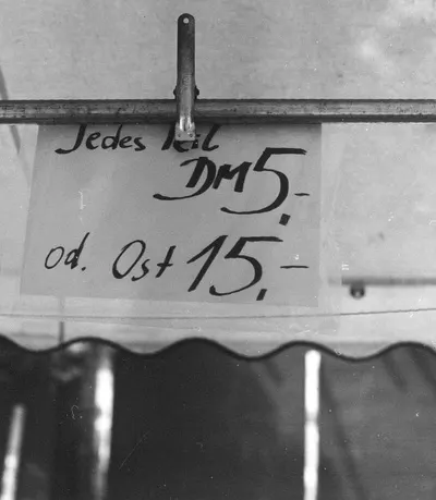 Dresden vor der Währungsumstellung im Juni 1990. Handschriftliches Angebot eines Verkäufers "Jedes Teil DM 5,- oder Ost 15,-" — تصویر رکورد یوروپیانا