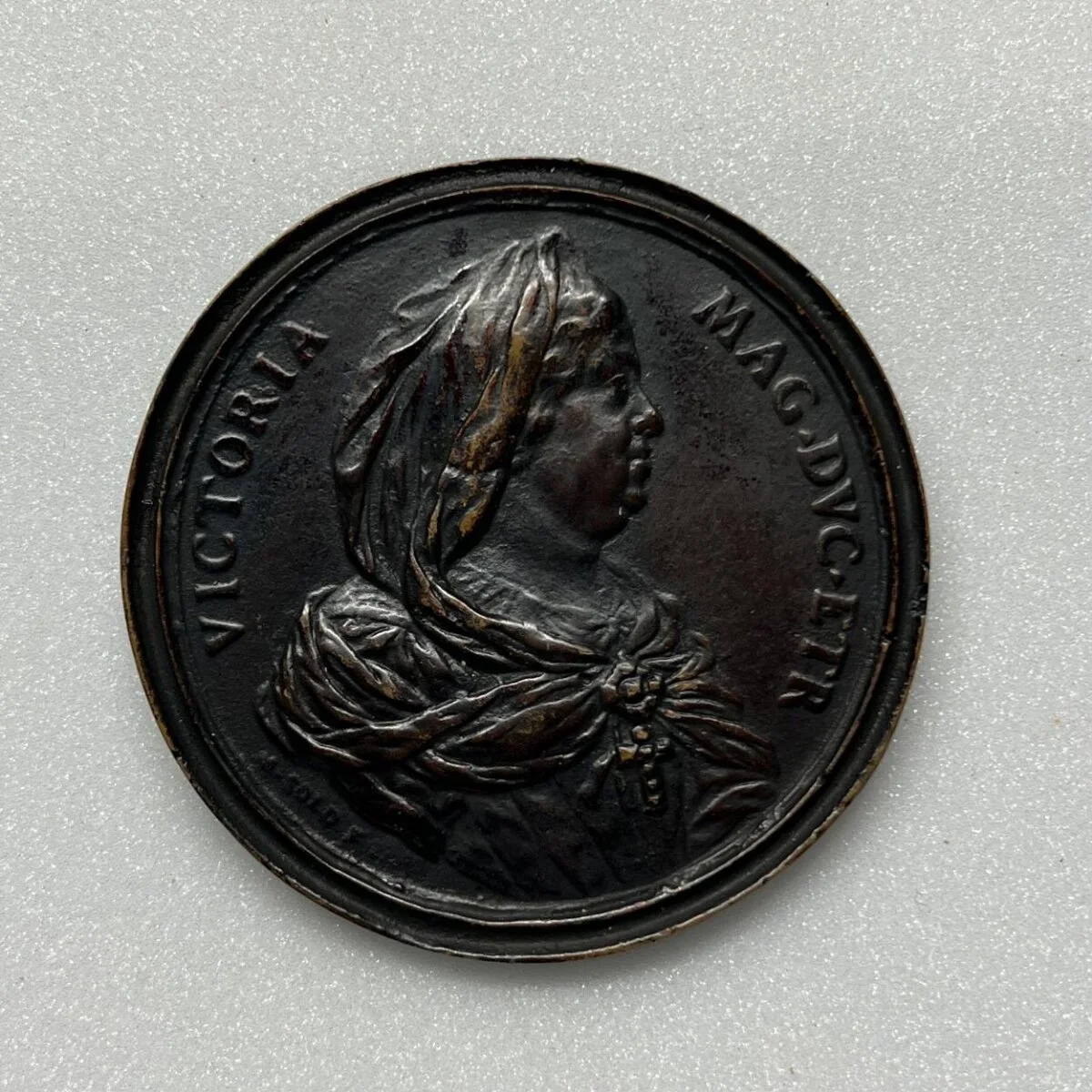 Portrait medal of Vittoria della Rovere, Grand Duchess of Tuscany — تصویر رکورد موزهٔ ویکتوریا و آلبرت
