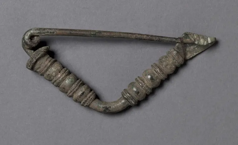 Fibula — تصویر رکورد موزهٔ هنر کلیولند (دسترسی آزاد)