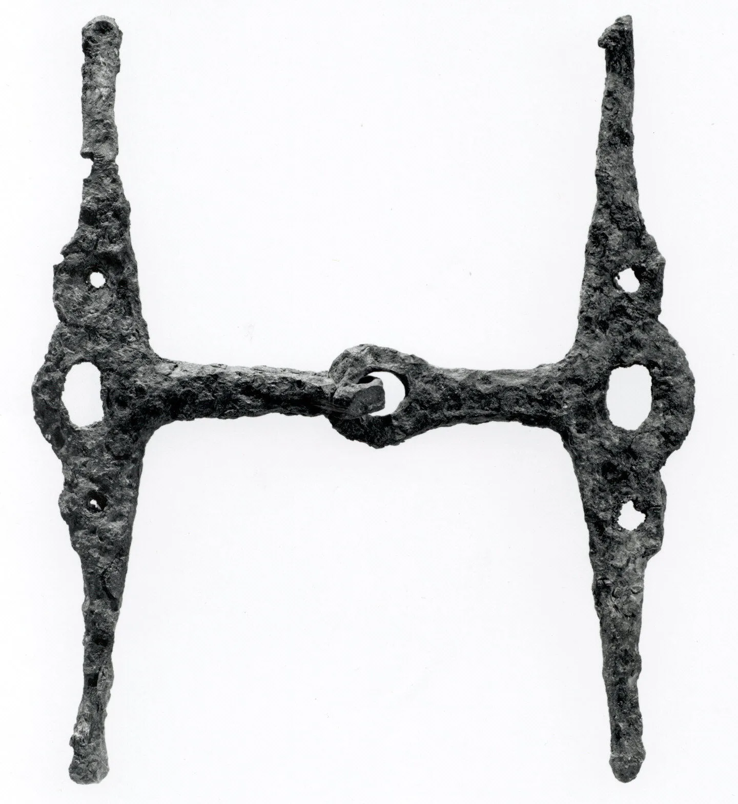 Horse bit with attached cheekpieces — تصویر رکورد موزهٔ متروپولیتن (دسترسی آزاد)
