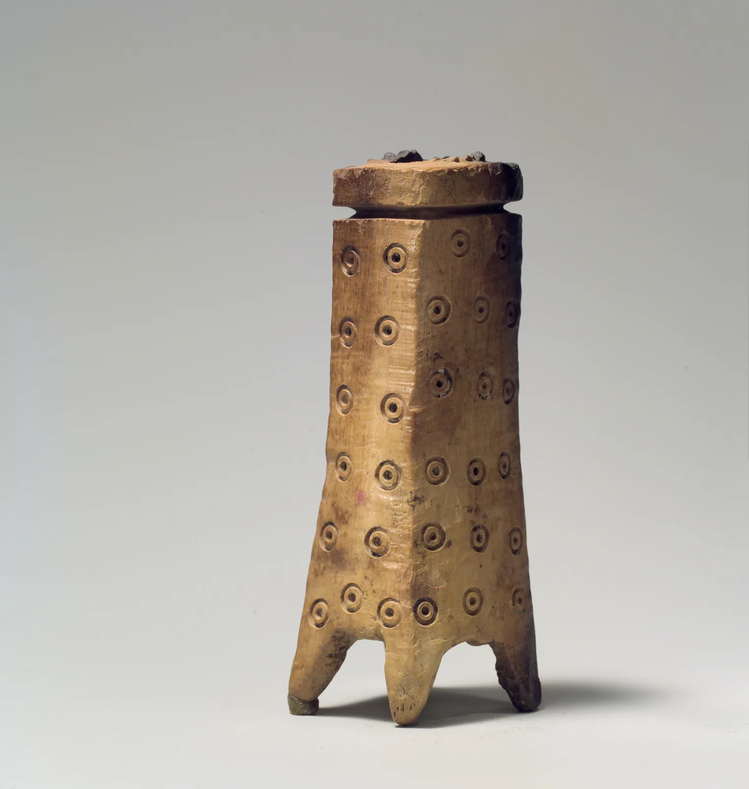 Cosmetic container (?) — تصویر رکورد موزهٔ متروپولیتن (دسترسی آزاد)