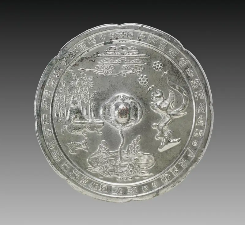 Lobed Mirror with a Tortoise Knob, Musician, and Phoenix — تصویر رکورد موزهٔ هنر کلیولند (دسترسی آزاد)