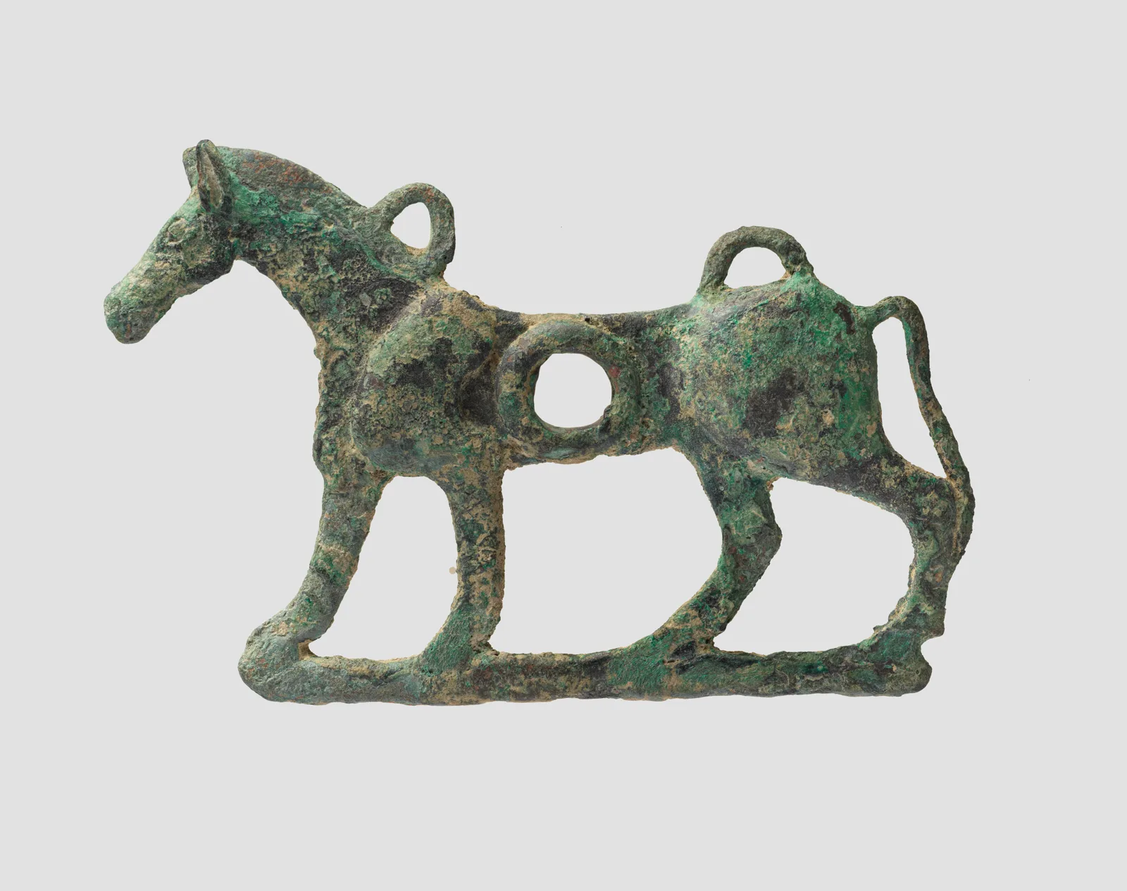 Horse bit cheekpiece in form of a striding horse — تصویر رکورد موزهٔ متروپولیتن (دسترسی آزاد)