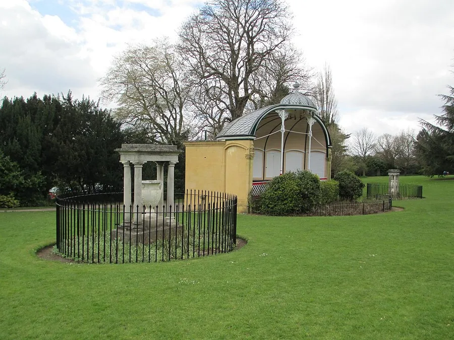 Pair of vases flanking bandstand — تصویر رکورد ویکیداده