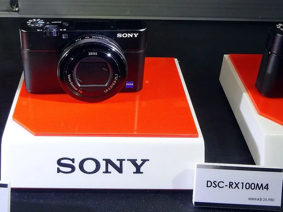 تصویر از ردهٔ ویکیانبار همین تیپ (Sony Cyber-shot DSC-RX100 Mark IV)