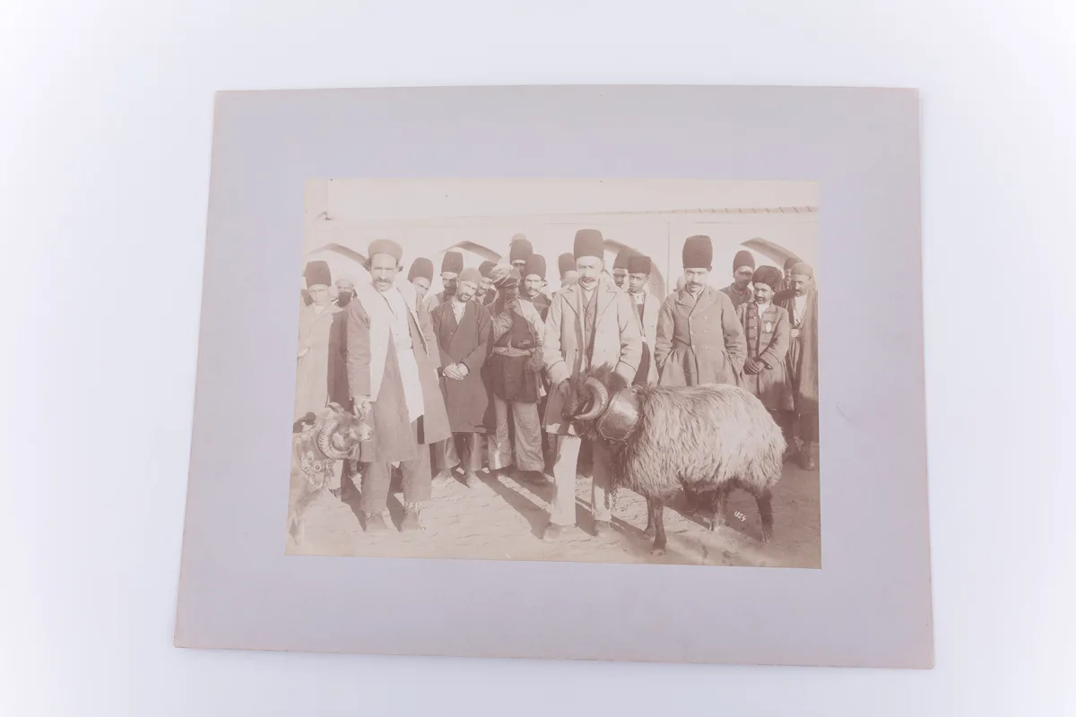 Fotografie de exterior realizată probabil cu ocazia unui meci de polo din Teheran, prilejuit de aniversarea Reginei Angliei (prin comparație cu o piesă din „The Nelson Collection of Qajar Photography” — تصویر رکورد یوروپیانا