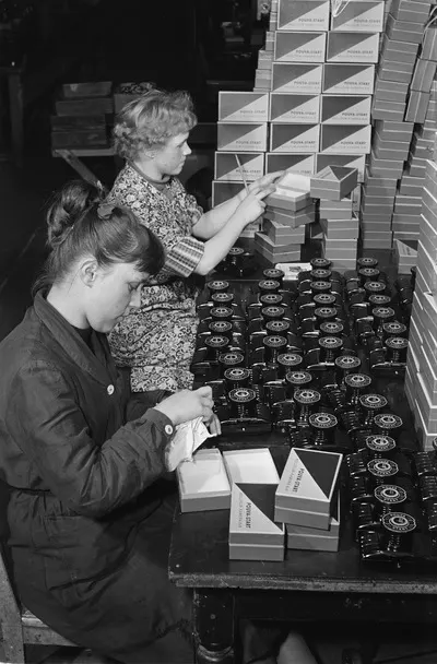 Freital. Karl Pouva KG [Kamerawerk]. Mitarbeiterinnen beim Verpacken von Rollfilmkameras "Pouva Start" in Faltschachteln (Verkaufspackungen) — تصویر رکورد یوروپیانا