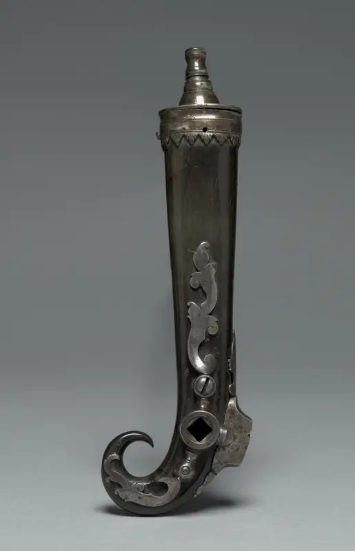 Combined Priming Flask and Wheel-Lock Spanner — تصویر رکورد موزهٔ هنر کلیولند (دسترسی آزاد)