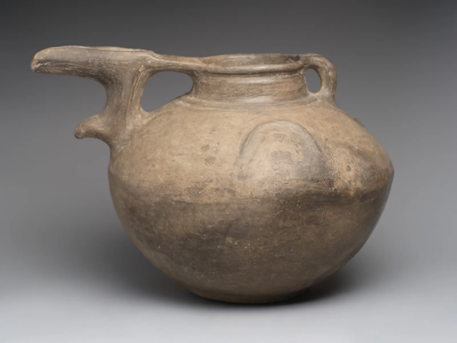 Bridge-spouted pitcher — تصویر رکورد موزهٔ متروپولیتن (دسترسی آزاد)