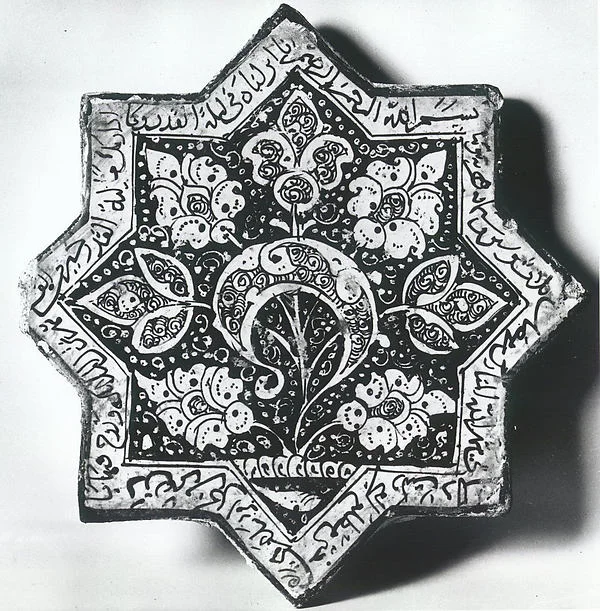 Star-Shaped Tile — تصویر رکورد موزهٔ متروپولیتن (دسترسی آزاد)