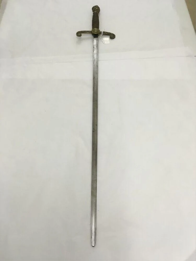 Sword and scabbard used by Sybil Thorndike as Saint Joan, New Theatre, 1924 — تصویر رکورد موزهٔ ویکتوریا و آلبرت
