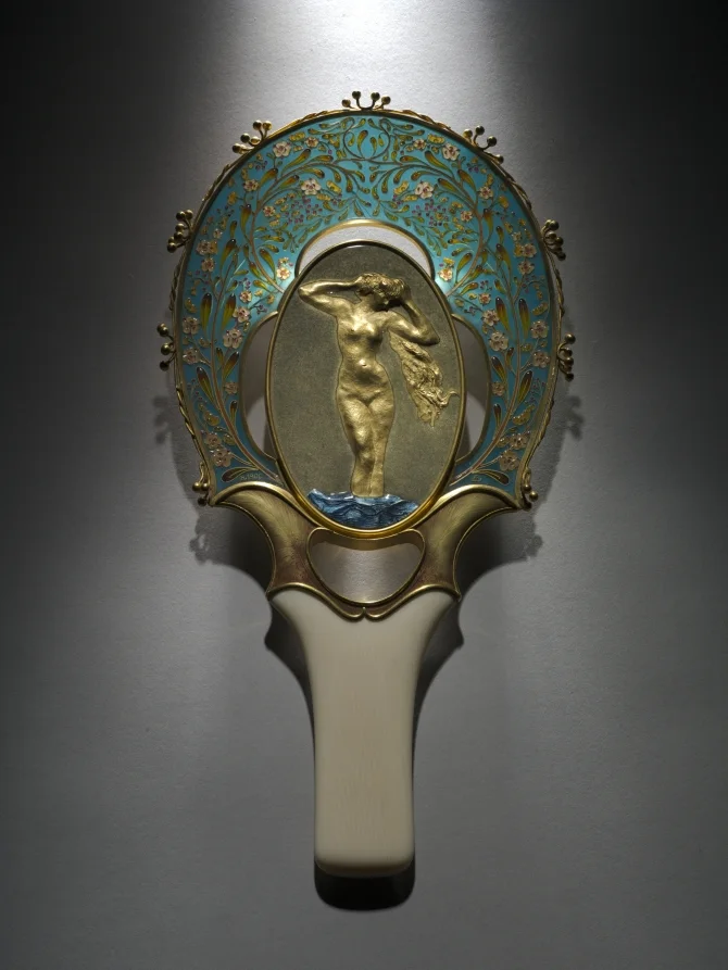 Hand Mirror — تصویر رکورد موزهٔ هنر کلیولند (دسترسی آزاد)