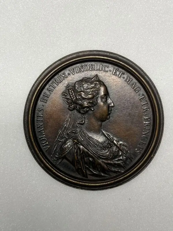 Medal: Portrait medal of Violante Beatrice of Bavaria, Grand Princess of Tuscany — تصویر رکورد موزهٔ ویکتوریا و آلبرت