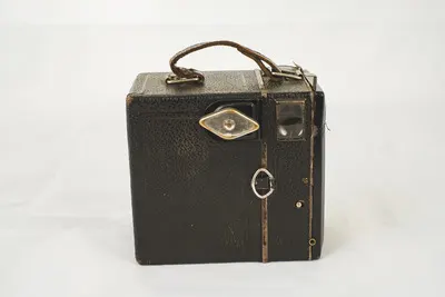 Aceasta este a treia versiune a originalului Box-Tengor, oferind un vizor mai mare și un design actualizat pentru format de expunere 6x9cm, lentile f/11 Goerz Frontar Achromat și film de 120. Zeiss-Ik — تصویر رکورد یوروپیانا