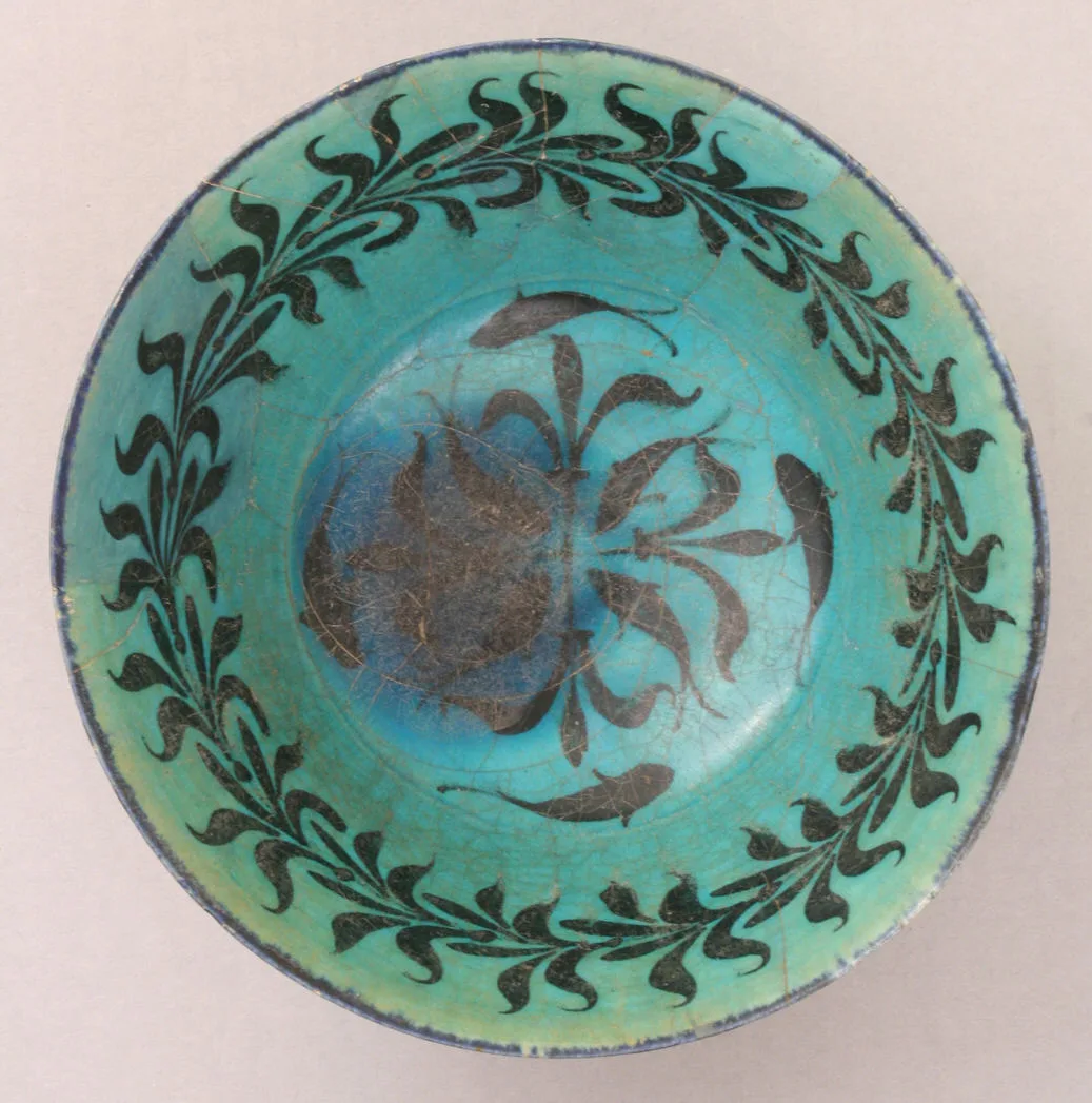 Bowl with Scrolls and Fishes — تصویر رکورد موزهٔ متروپولیتن (دسترسی آزاد)