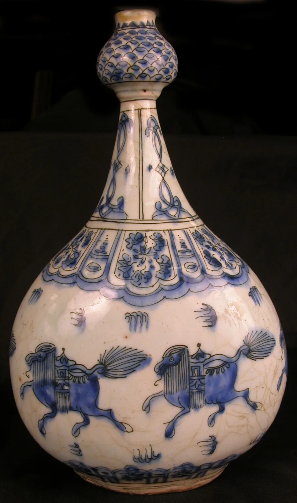 Bottle with Running Quadrupeds — تصویر رکورد موزهٔ متروپولیتن (دسترسی آزاد)