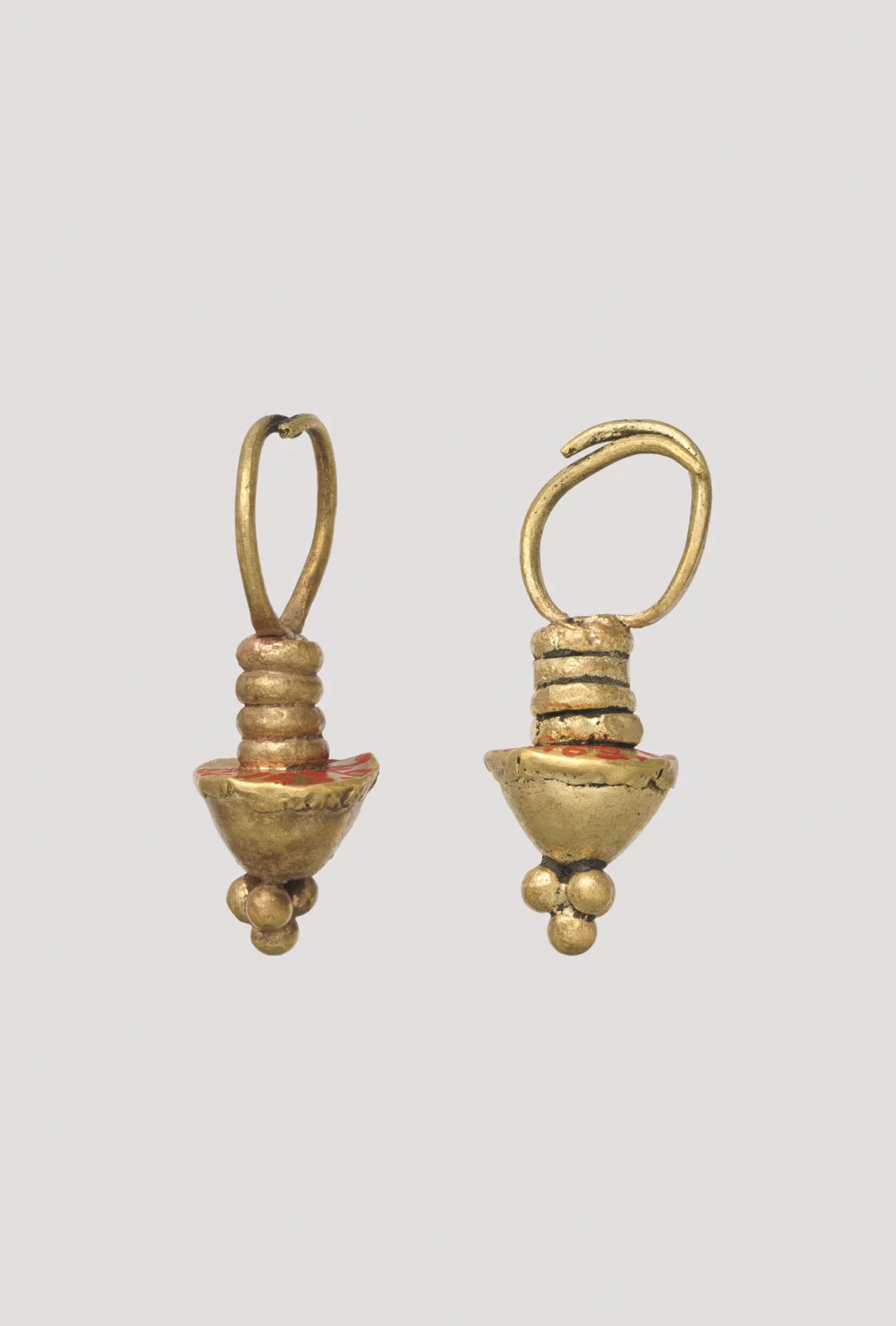 Earrings — تصویر رکورد موزهٔ متروپولیتن (دسترسی آزاد)