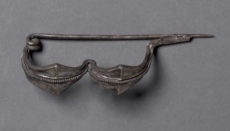 Boat-Shaped Fibula — تصویر رکورد موزهٔ هنر کلیولند (دسترسی آزاد)