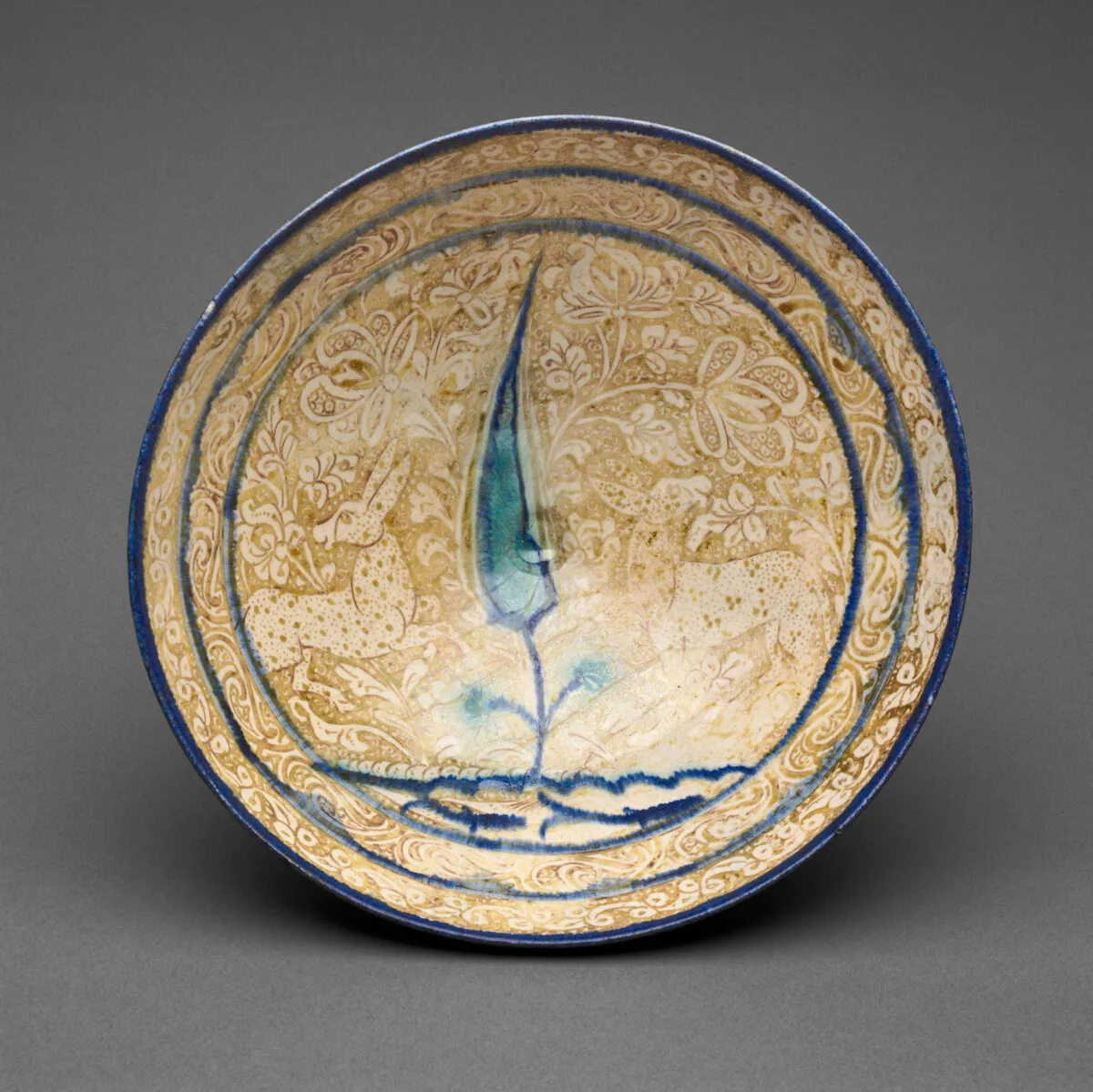 Bowl with Tree, Fishpond, and Animal Motifs — تصویر رکورد مؤسسهٔ هنر شیکاگو (دسترسی آزاد)