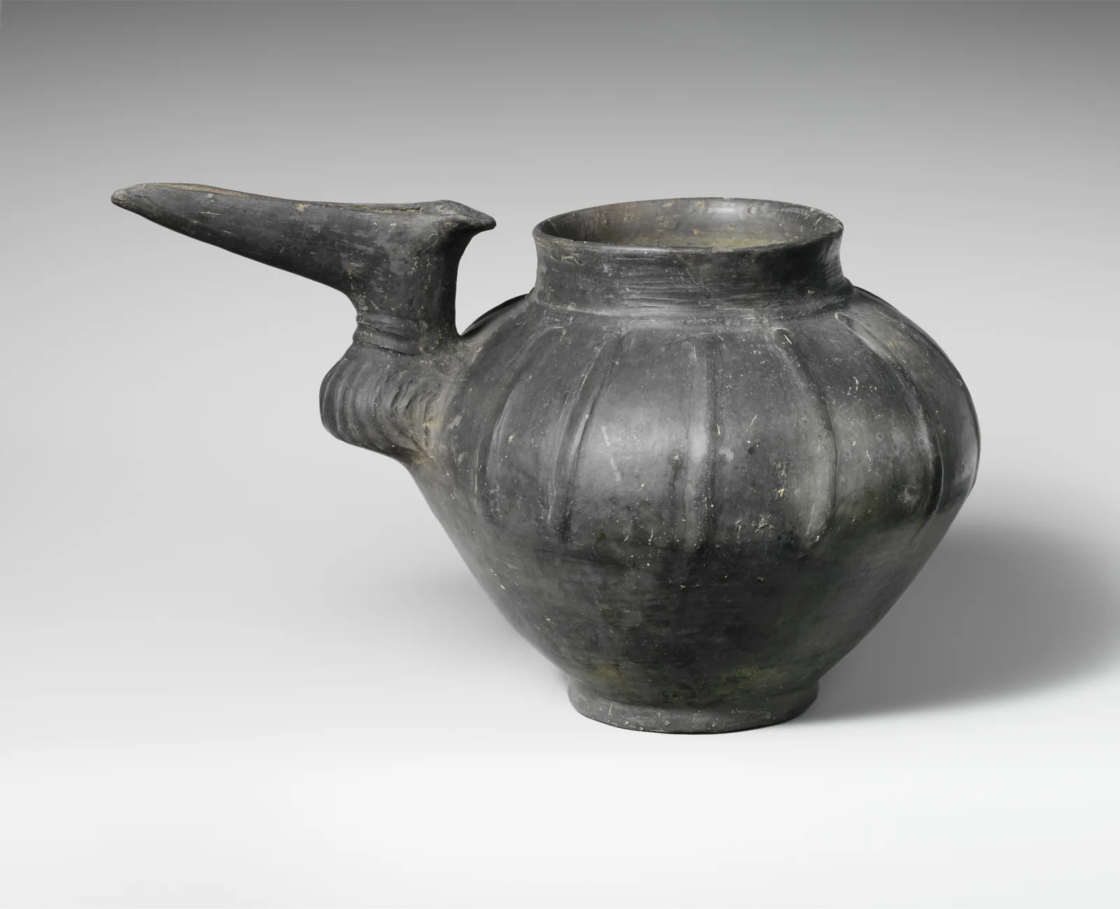 Spouted pitcher — تصویر رکورد موزهٔ متروپولیتن (دسترسی آزاد)