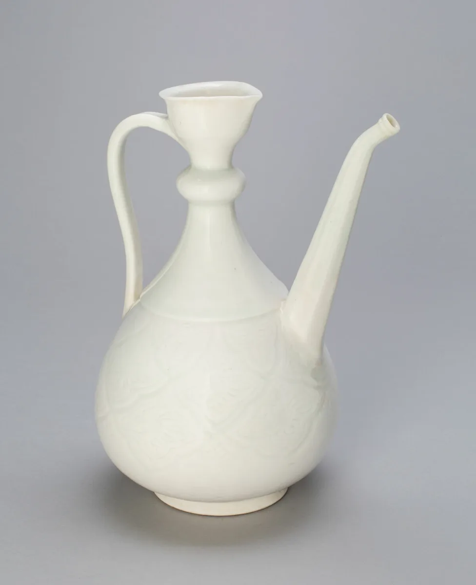 Ewer with Incised Floral Decoration — تصویر رکورد مؤسسهٔ هنر شیکاگو (دسترسی آزاد)