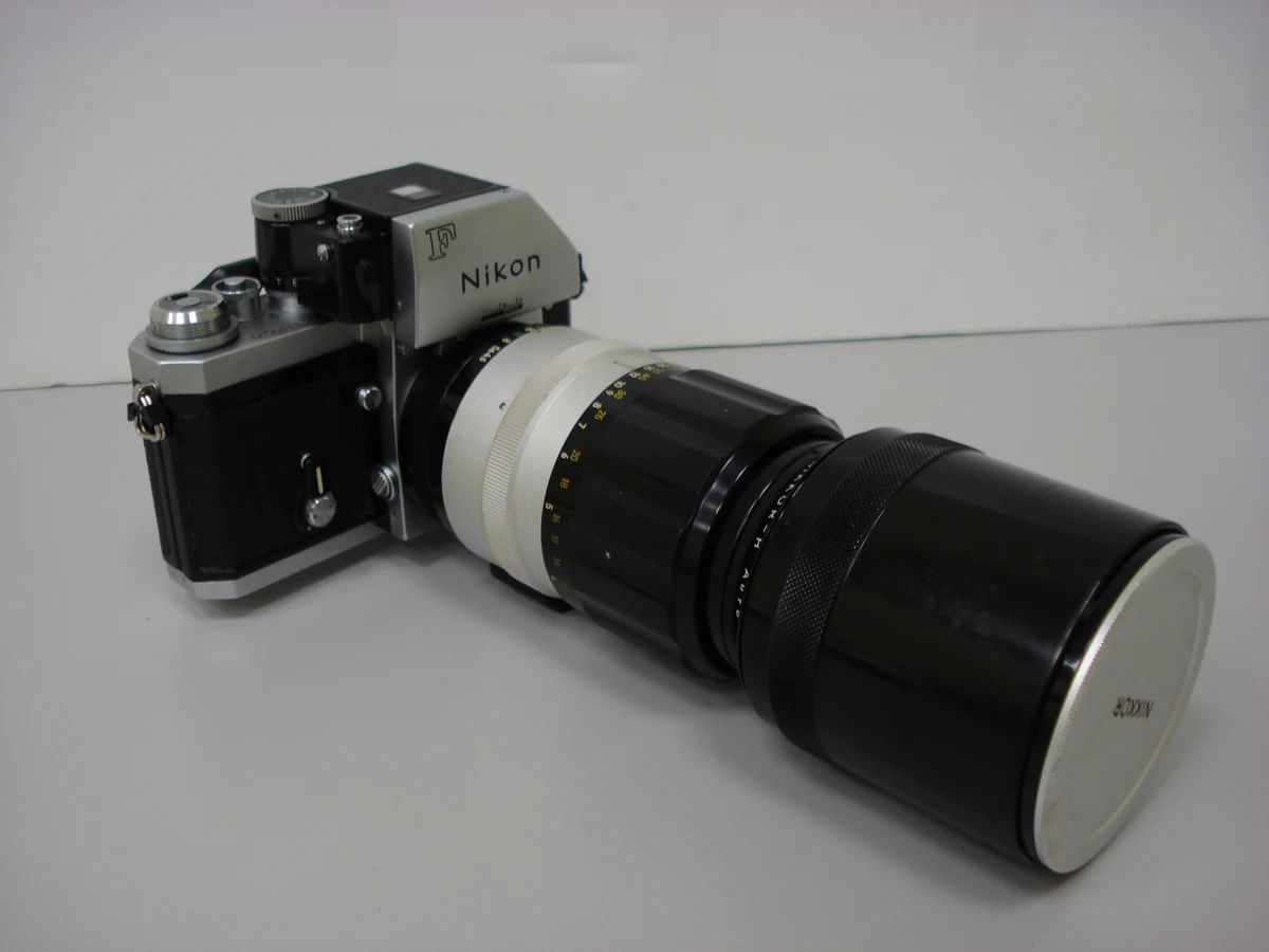 NIKON F CAMERA IN A CASE WITH FOUR LENSES — تصویر رکورد یوروپیانا