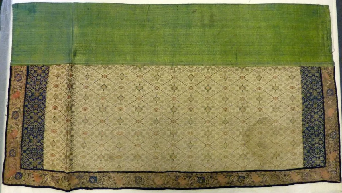 Bordered silk panel — تصویر رکورد موزهٔ ویکتوریا و آلبرت