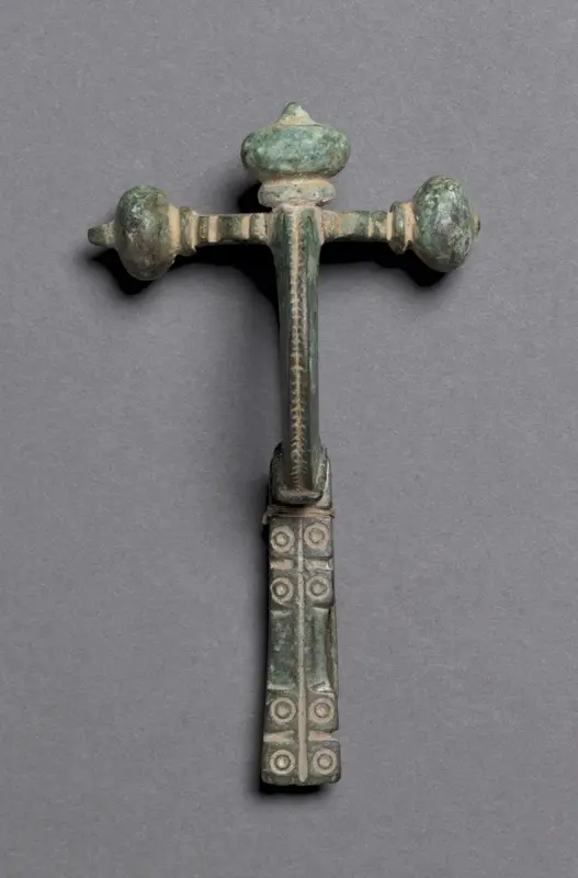 Cross-bow Fibula — تصویر رکورد موزهٔ هنر کلیولند (دسترسی آزاد)