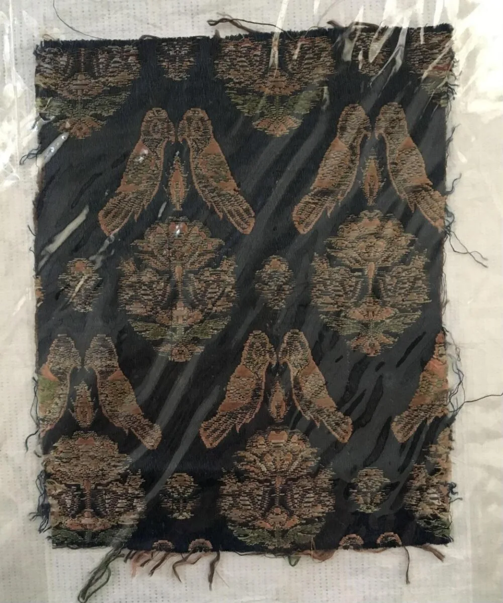 Woven silk fragment — تصویر رکورد موزهٔ ویکتوریا و آلبرت