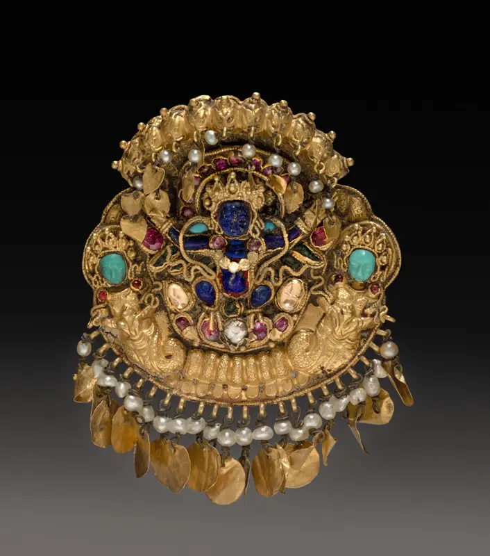 Pendant with Two-Armed Blue Deity on a Lotus with Nagas (serpent divinities) — تصویر رکورد موزهٔ هنر کلیولند (دسترسی آزاد)