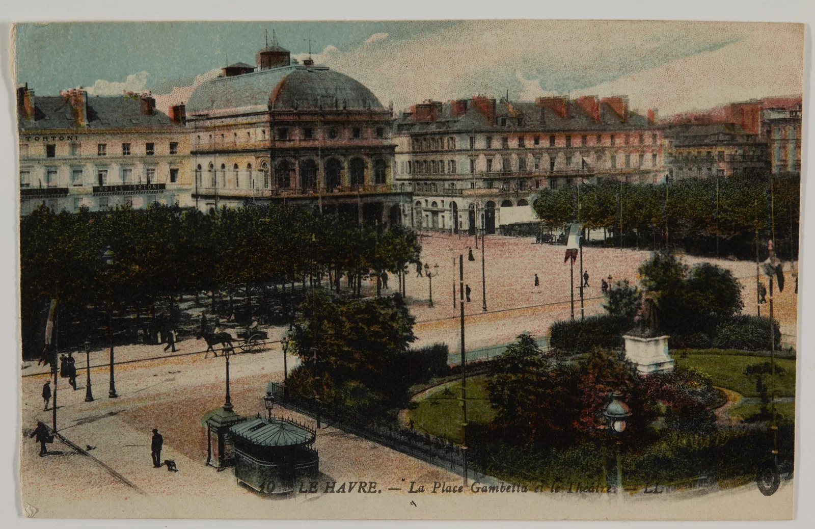 کارت‌پستال «Le Place Gambetta et le Theatre»، لو آور، فرانسه — عکس رکورد موزه‌های ویکتوریا (استرالیا)