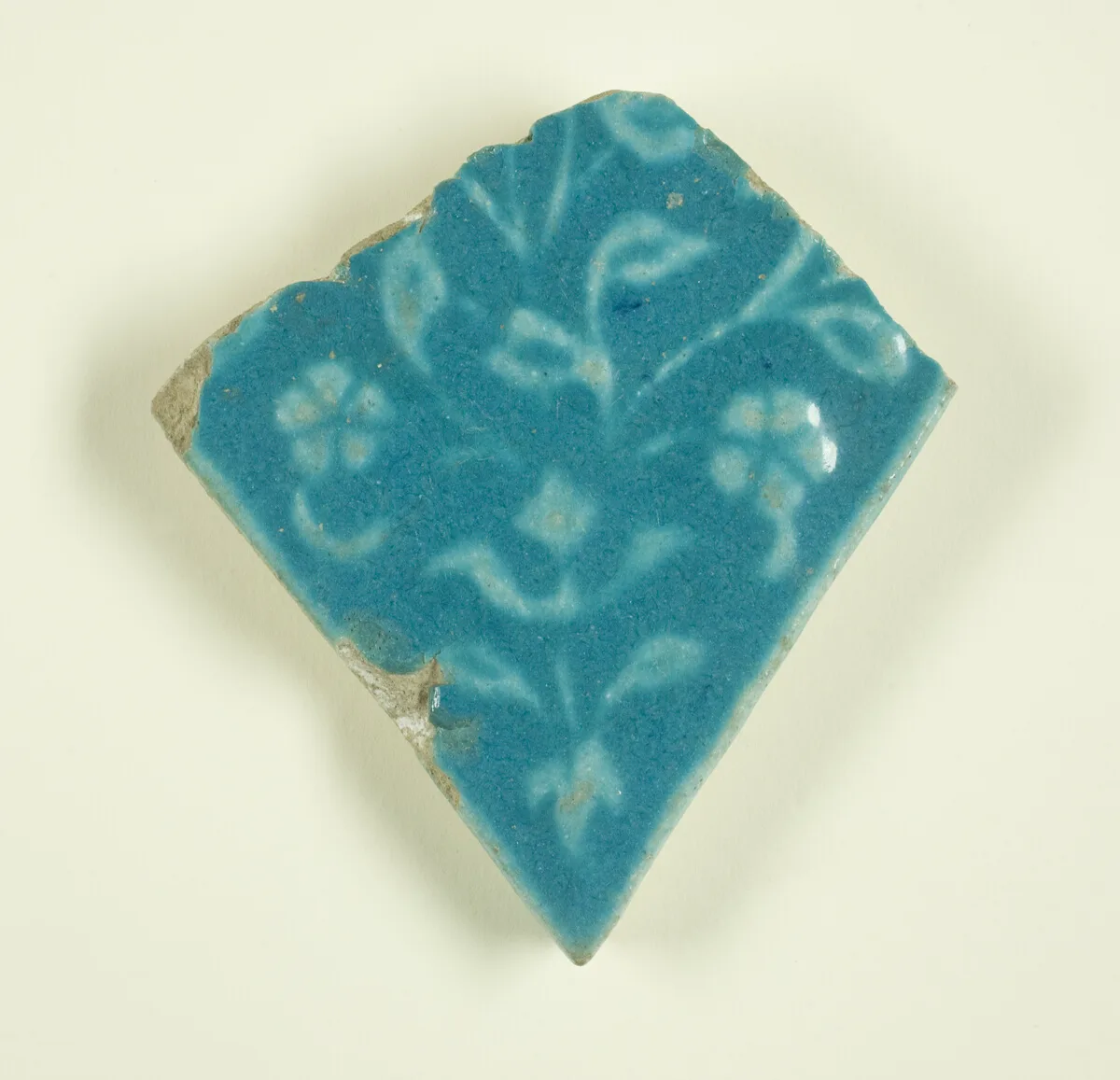 Tile with Moulded Floral Design — تصویر رکورد مؤسسهٔ هنر شیکاگو (دسترسی آزاد)