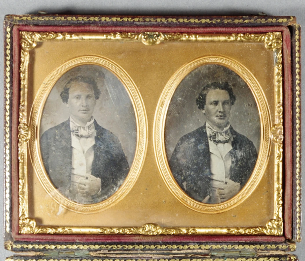 Cased with an inbuilt stereo viewer 'MASCHER'S IMPROVED STEREOSCOPE PHILADA. PATENT MARCH 8TH 1853' stamped into leather on viewer.  Creator probably Samuel Broadbent.
Note very decorative stamped cas — تصویر رکورد یوروپیانا