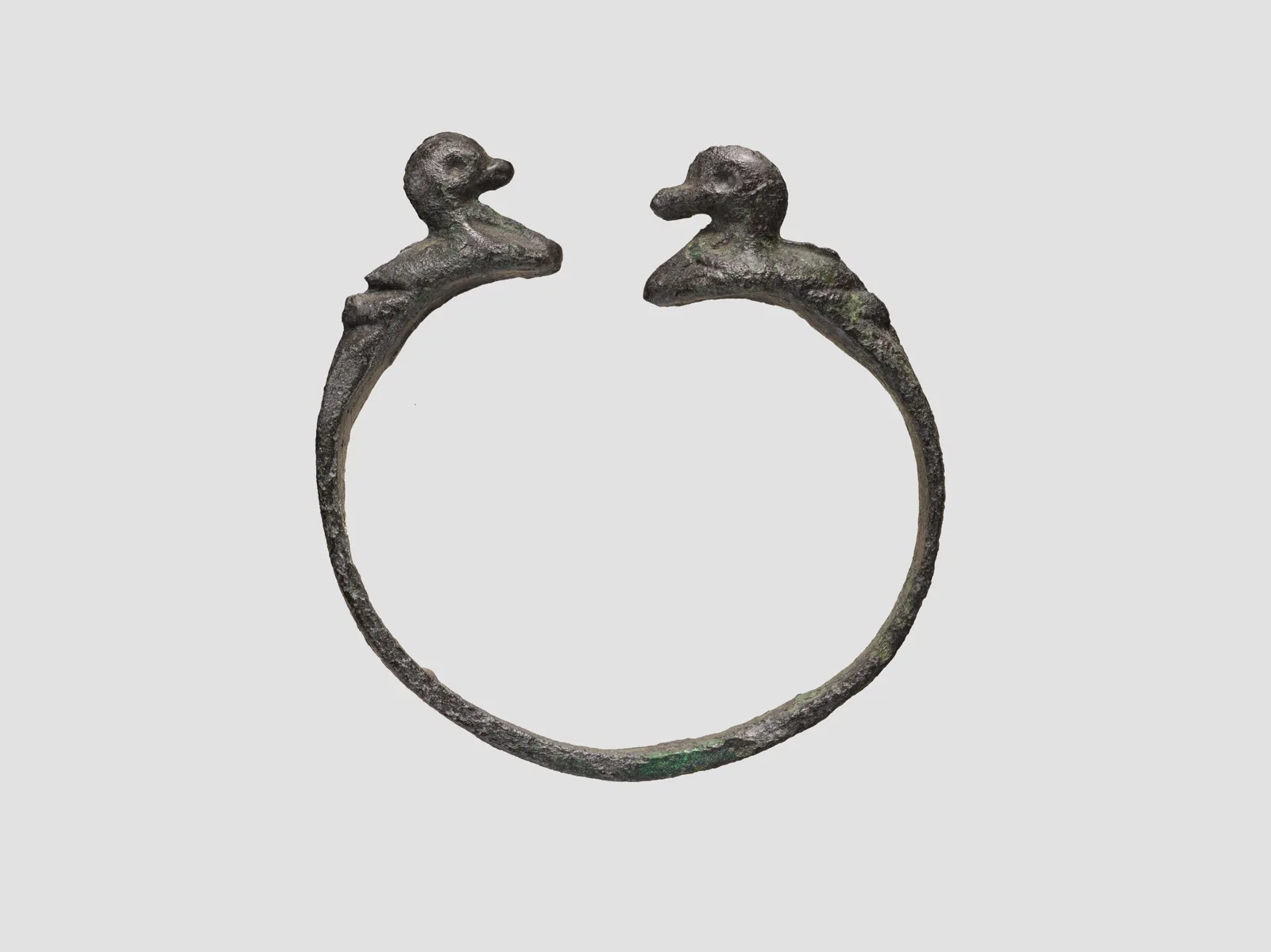 Bracelet with duck-headed terminals — تصویر رکورد موزهٔ متروپولیتن (دسترسی آزاد)