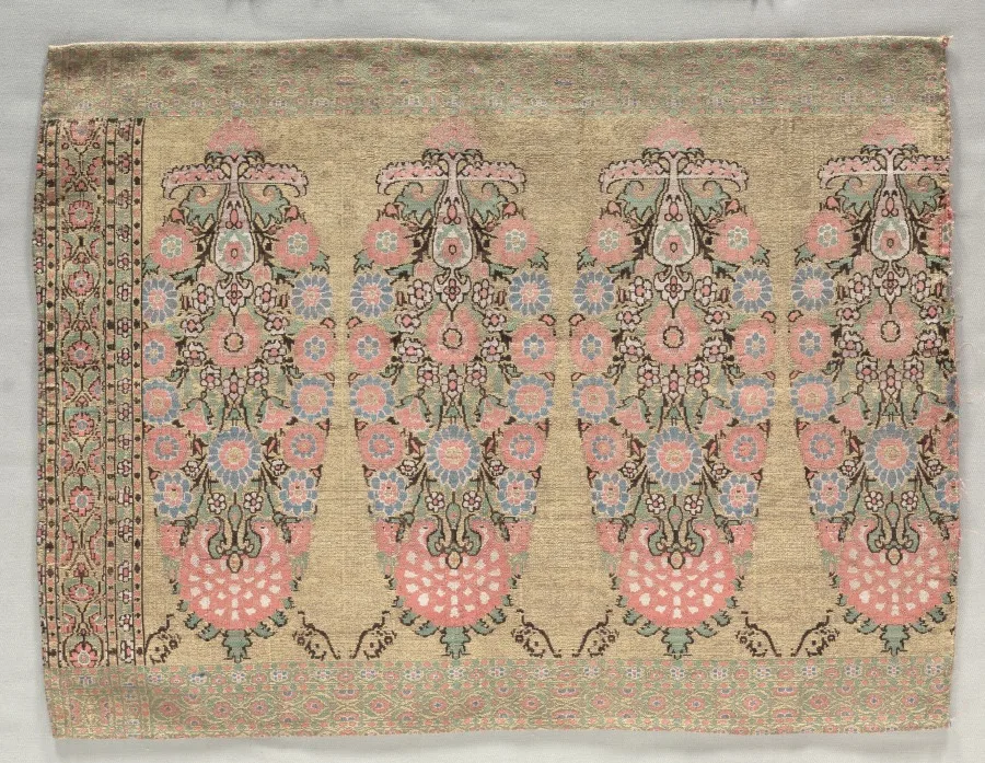 Two Pieces from a Scarf — تصویر رکورد موزهٔ هنر کلیولند (دسترسی آزاد)