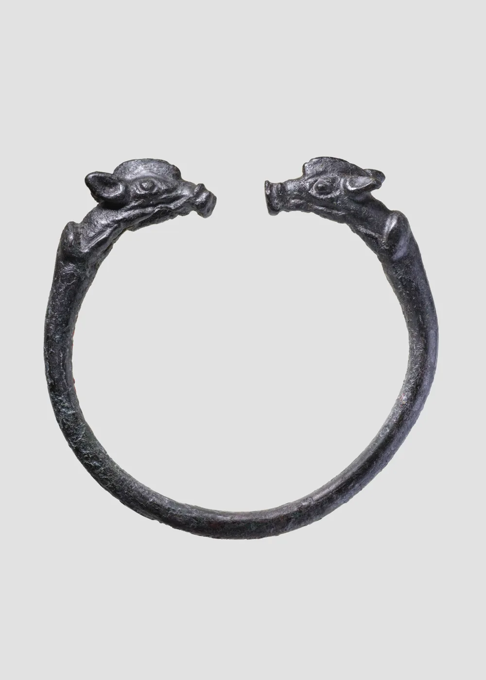 Bracelet with boar terminals — تصویر رکورد موزهٔ متروپولیتن (دسترسی آزاد)