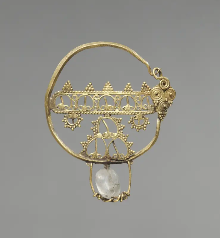 Earring with Openwork — تصویر رکورد موزهٔ هنر کلیولند (دسترسی آزاد)