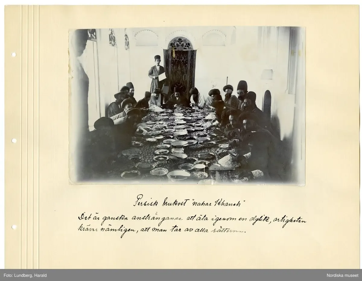 "Persisk frukost, 'Nahar Khaneh'. Det är ganska ansträngande att äta igenom en dylik, artigheten kräver nämligen, att man tar av alla rätterna." Sida ur fotoalbum. — تصویر رکورد یوروپیانا
