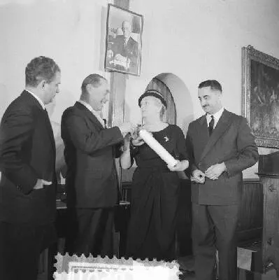 Uitreiking \"Edward Award Medal\". Postuum toegekend aan dr. A. Plesman en uitgereikt aan zijn weduwe mevr. S.J. Plesman - Van Eijck in de rolzaal van de Ridderzaal te Den Haag. Links naast haar Fons — تصویر رکورد یوروپیانا
