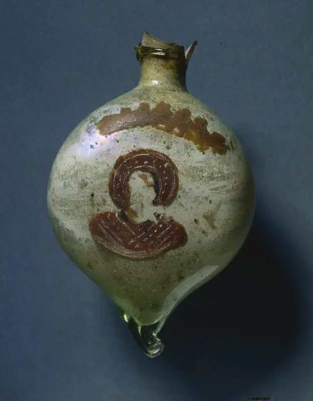 Pilgrim's Flask with Nimbed Figure — تصویر رکورد موزهٔ هنر کلیولند (دسترسی آزاد)