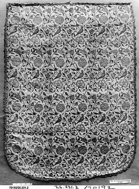 قطعه پارچه با نقش پرندگان در میان پیچک‌های گل‌دار — نمای تکمیلی ثبت‌شده در رکورد موزه