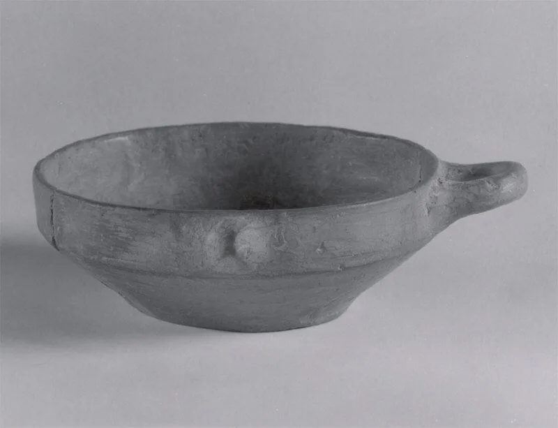 Shallow bowl — تصویر رکورد موزهٔ متروپولیتن (دسترسی آزاد)