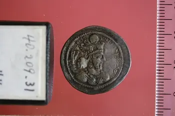 روی نمونهٔ موزه‌ای 1940.209.31 از این تیپ