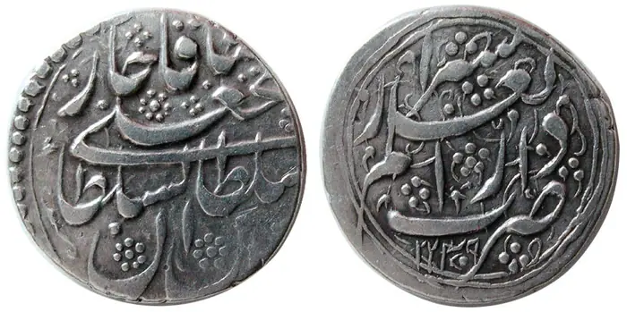 روی و پشت «½ ریال — فتحعلی‌شاه قاجار، ۱۸۲۴ م» — عکس رکورد کاتالوگ نومیستا