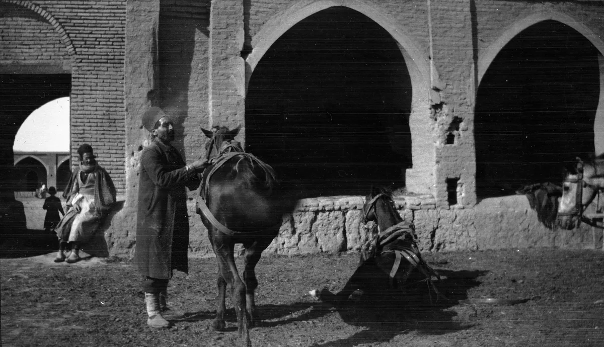 Persien. En man håller i en häst. — تصویر رکورد یوروپیانا