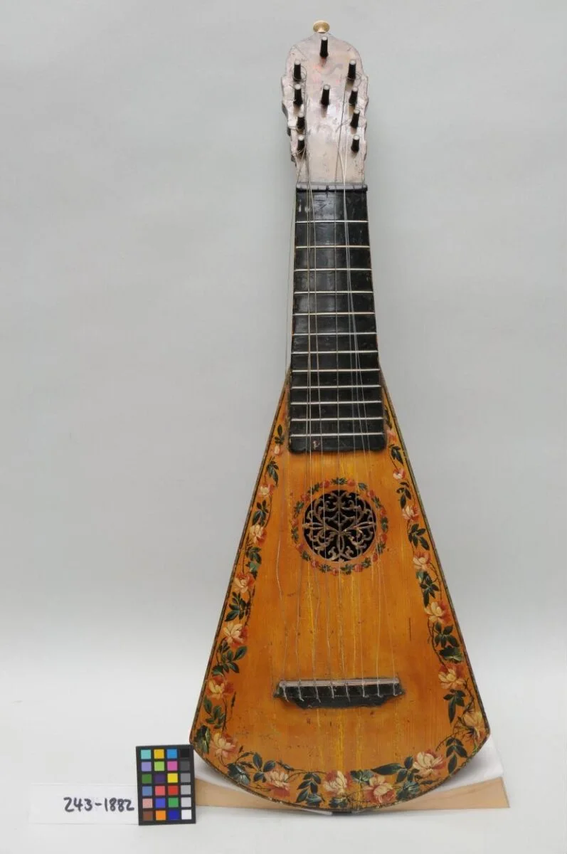 Harp guitar — تصویر رکورد موزهٔ ویکتوریا و آلبرت