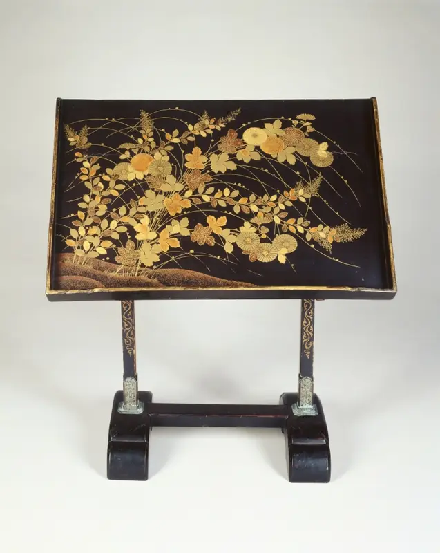 Reading Stand with Chrysanthemums and Autumn Grasses — تصویر رکورد موزهٔ هنر کلیولند (دسترسی آزاد)