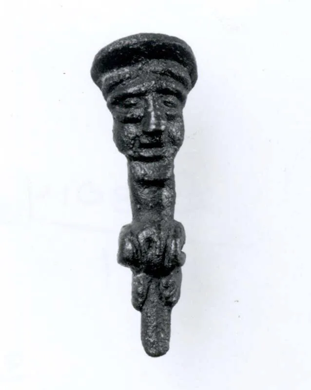 Head of a pin: seated figure with cap — تصویر رکورد موزهٔ متروپولیتن (دسترسی آزاد)