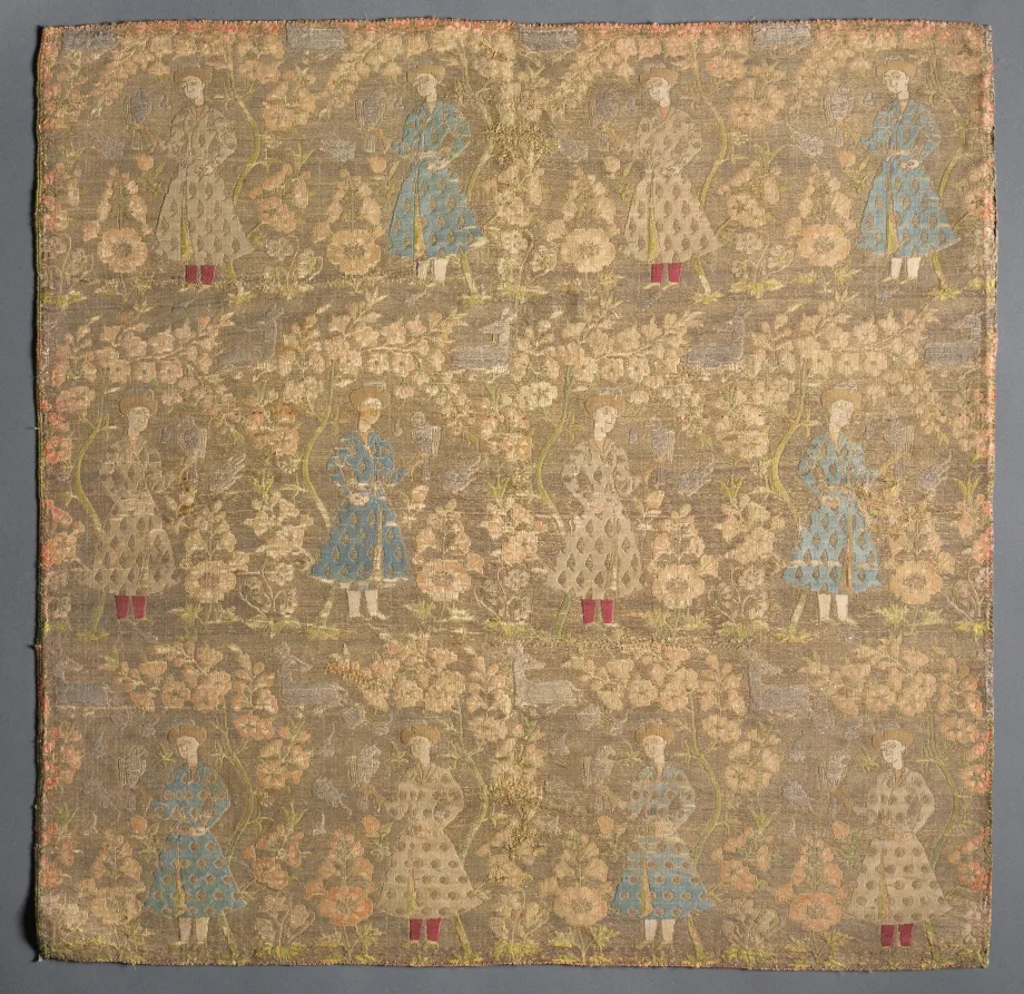 Section of Silk Fabric with Falconers Amid Rose Bushes — تصویر رکورد موزهٔ هنر کلیولند (دسترسی آزاد)