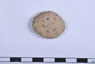 Piesă discoidală din lut. Pastă cenușie — تصویر رکورد یوروپیانا
